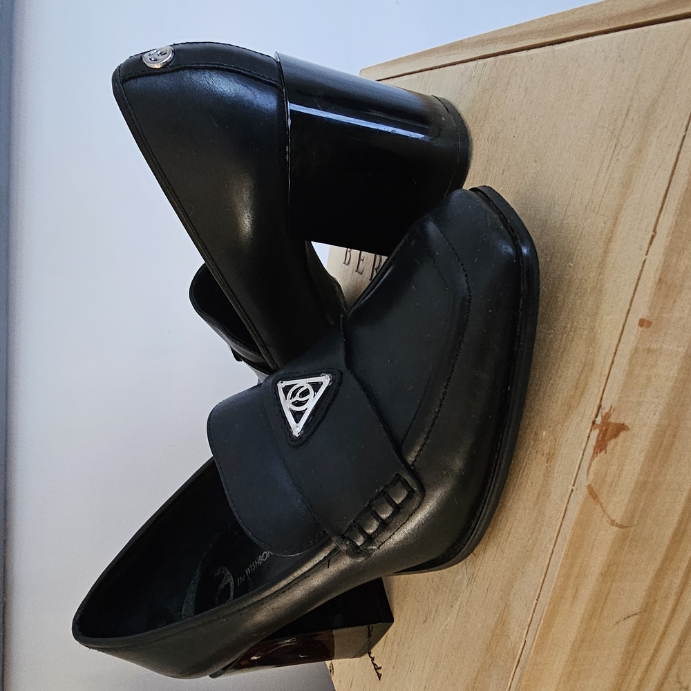 Black Flats with Sleek Design